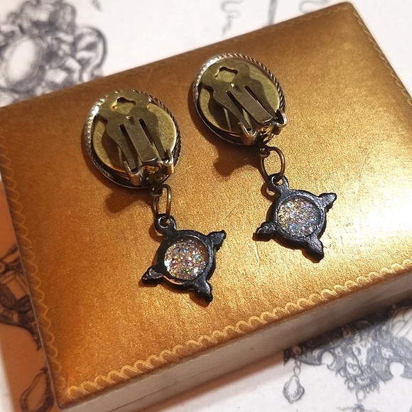 MARILYN  MONROE  MzMax Resin Designs Beautiful Clip on Earrings - Picture 6 of 7